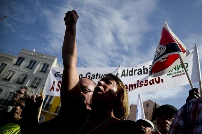 Portugal propone recortar los salarios de funcionarios que superen los 600 euros al mes