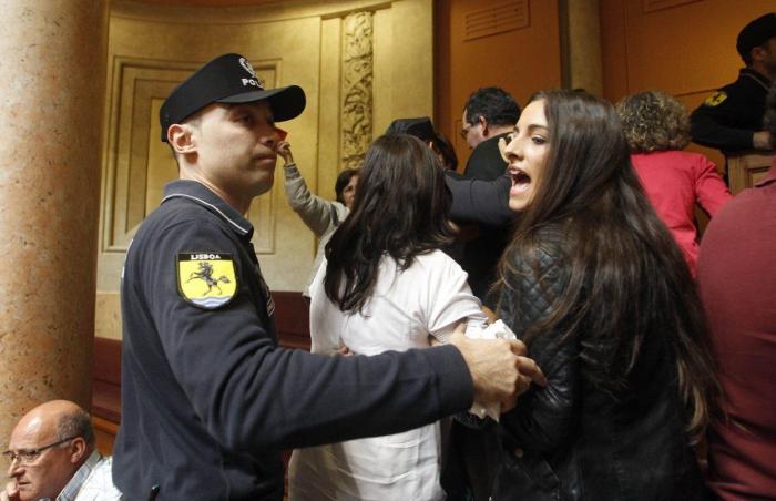 Portugal propone recortar los salarios de funcionarios que superen los 600 euros al mes