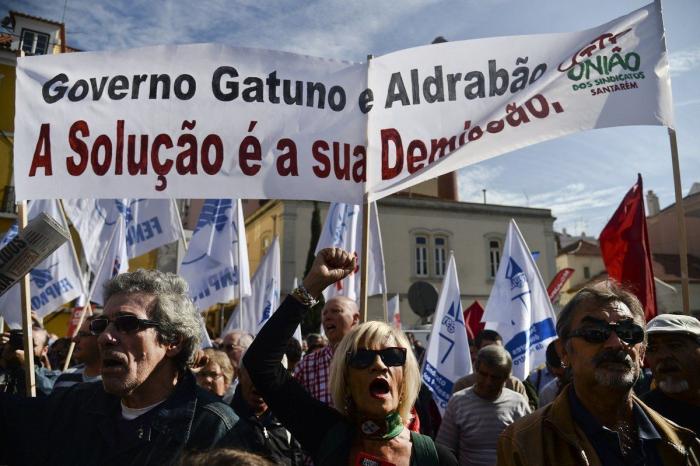 Portugal propone recortar los salarios de funcionarios que superen los 600 euros al mes