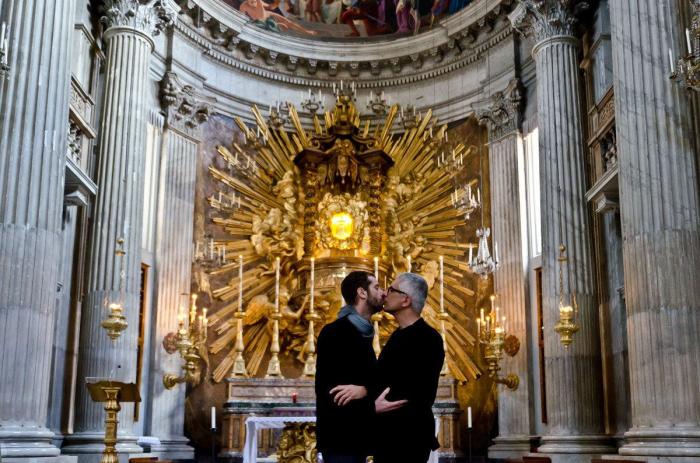 Acto vandálico contra la exposición de fotos gays que había "censurado" la Iglesia en Roma (FOTOS)