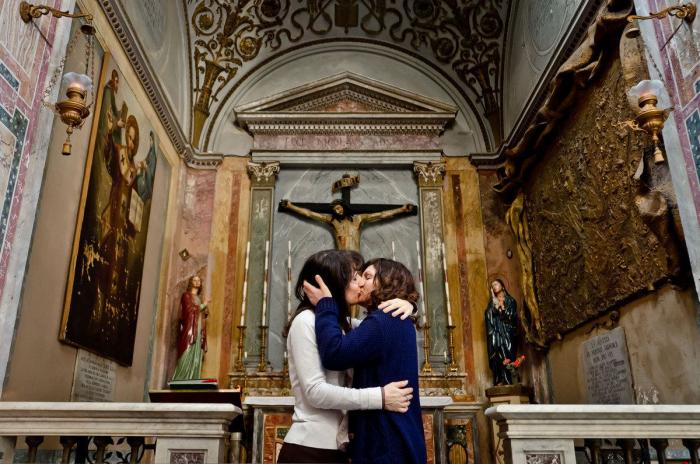Acto vandálico contra la exposición de fotos gays que había "censurado" la Iglesia en Roma (FOTOS)