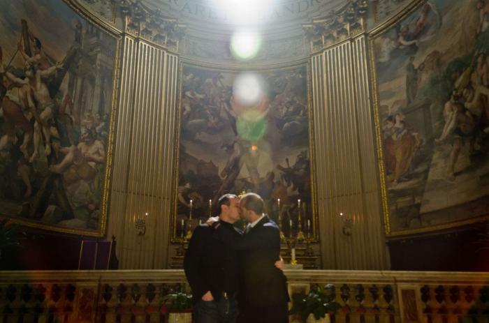 Acto vandálico contra la exposición de fotos gays que había "censurado" la Iglesia en Roma (FOTOS)