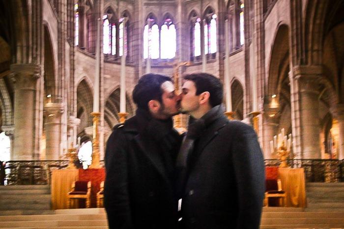 Acto vandálico contra la exposición de fotos gays que había "censurado" la Iglesia en Roma (FOTOS)