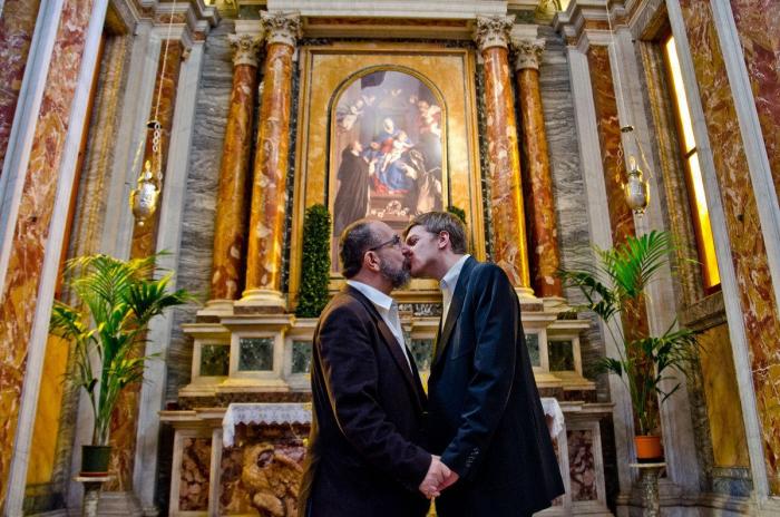 Acto vandálico contra la exposición de fotos gays que había "censurado" la Iglesia en Roma (FOTOS)