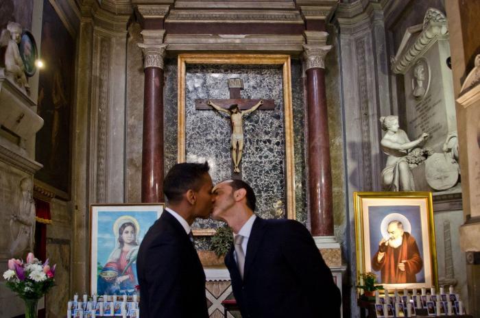Acto vandálico contra la exposición de fotos gays que había "censurado" la Iglesia en Roma (FOTOS)