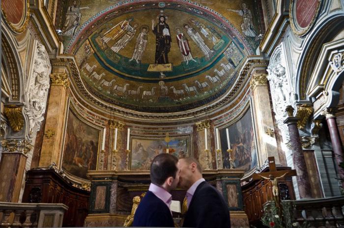 Acto vandálico contra la exposición de fotos gays que había "censurado" la Iglesia en Roma (FOTOS)