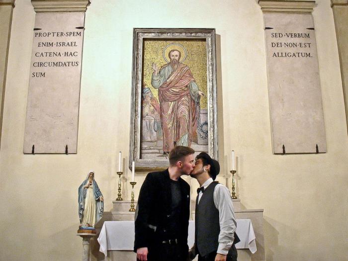 Acto vandálico contra la exposición de fotos gays que había "censurado" la Iglesia en Roma (FOTOS)
