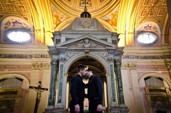 Acto vandálico contra la exposición de fotos gays que había "censurado" la Iglesia en Roma (FOTOS)
