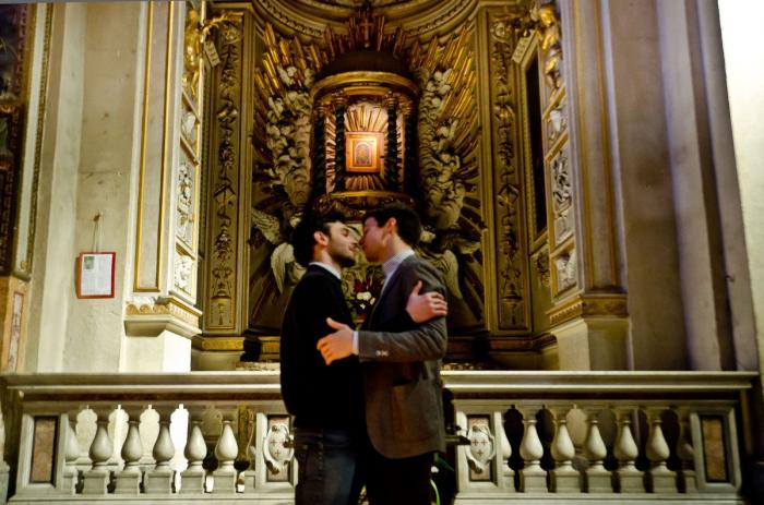 Acto vandálico contra la exposición de fotos gays que había "censurado" la Iglesia en Roma (FOTOS)