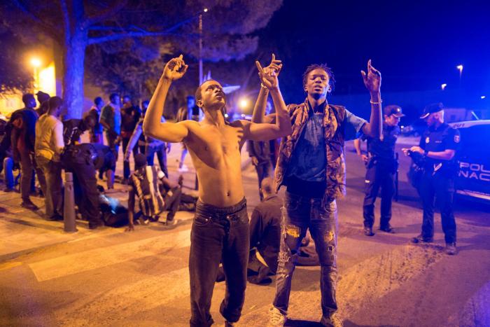 Más de 150 migrantes entran en Ceuta saltando su doble valla en la primera incursión en grupo en un año