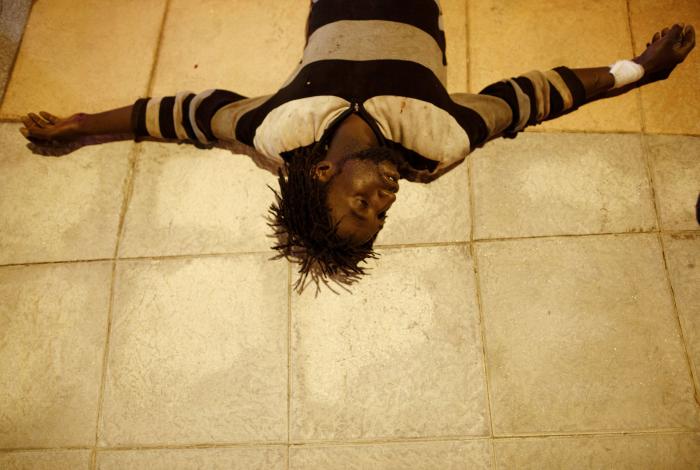 Más de 150 migrantes entran en Ceuta saltando su doble valla en la primera incursión en grupo en un año