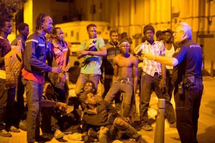 Más de 150 migrantes entran en Ceuta saltando su doble valla en la primera incursión en grupo en un año