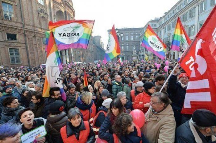 Italia se moviliza para reclamar el reconocimiento de uniones homosexuales