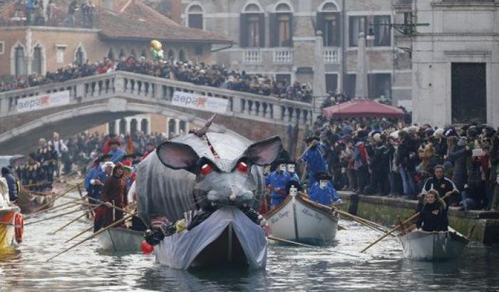 Máscaras, zombies y góndolas: arranca el Carnaval de Venecia 2016
