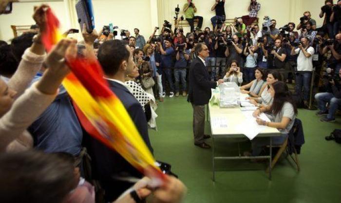 Simpatizantes de Vox irrumpen en la votación de Mas pidiendo aplicar el 155 de la Constitución