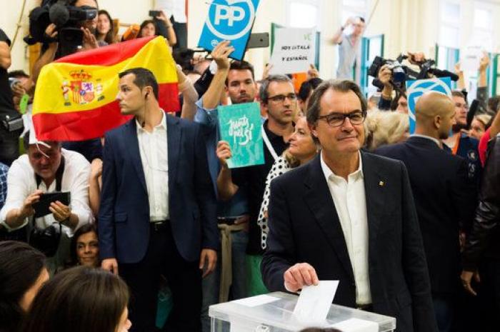 Simpatizantes de Vox irrumpen en la votación de Mas pidiendo aplicar el 155 de la Constitución