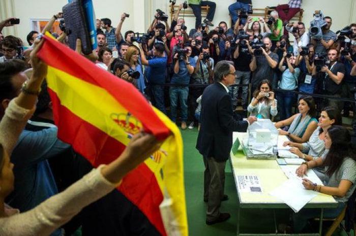 Simpatizantes de Vox irrumpen en la votación de Mas pidiendo aplicar el 155 de la Constitución