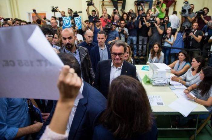 Simpatizantes de Vox irrumpen en la votación de Mas pidiendo aplicar el 155 de la Constitución