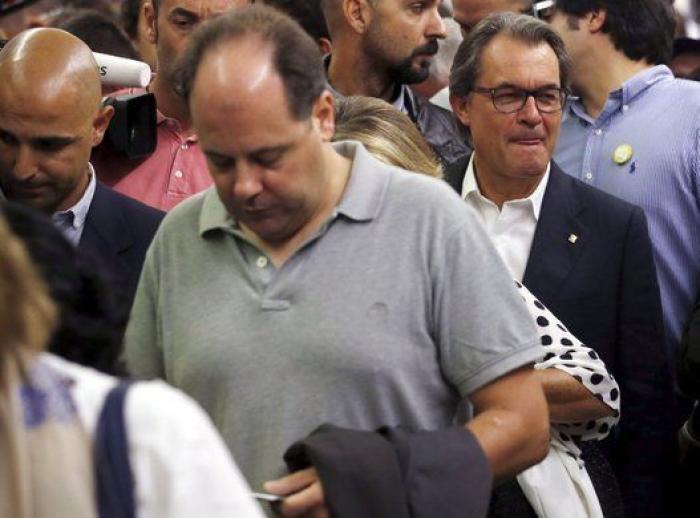 Simpatizantes de Vox irrumpen en la votación de Mas pidiendo aplicar el 155 de la Constitución