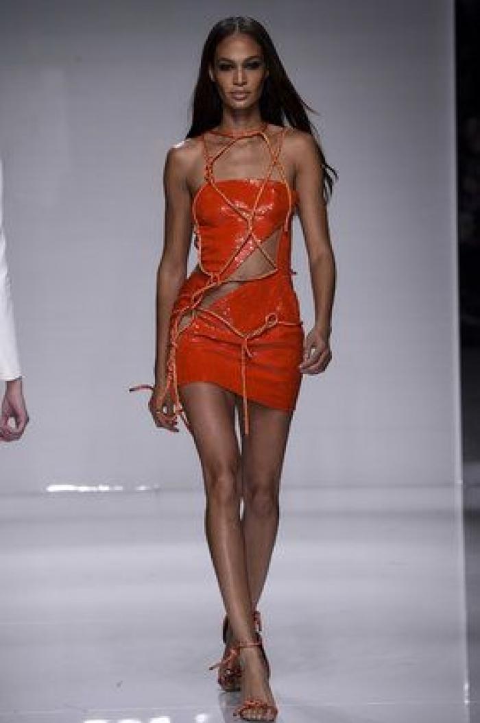 Los impresionantes escotes de Versace en la Semana de la Moda de Paris