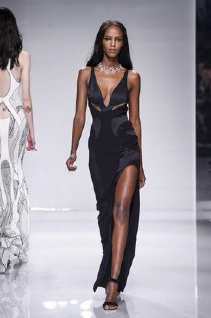 Los impresionantes escotes de Versace en la Semana de la Moda de Paris