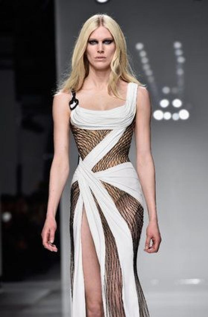 Los impresionantes escotes de Versace en la Semana de la Moda de Paris