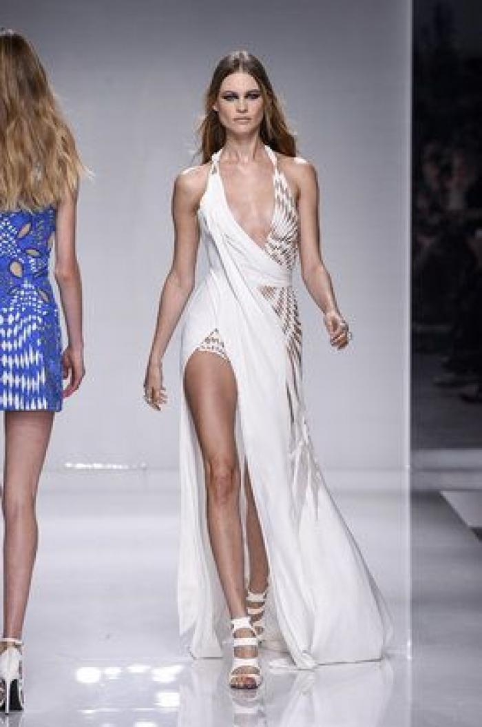 Los impresionantes escotes de Versace en la Semana de la Moda de Paris
