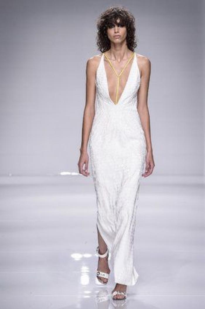 Los impresionantes escotes de Versace en la Semana de la Moda de Paris