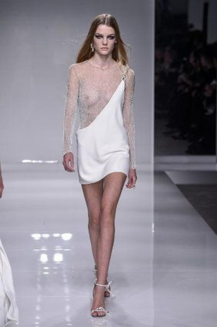 Los impresionantes escotes de Versace en la Semana de la Moda de Paris