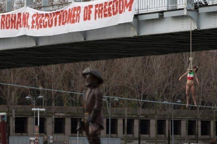 El recibimiento de Femen al presidente iraní en París