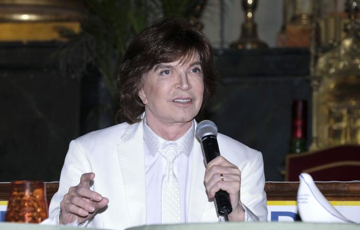 "Cambio de canal": La imagen sobre Camilo Sesto que le está costando duras críticas a 'Viva La Vida'