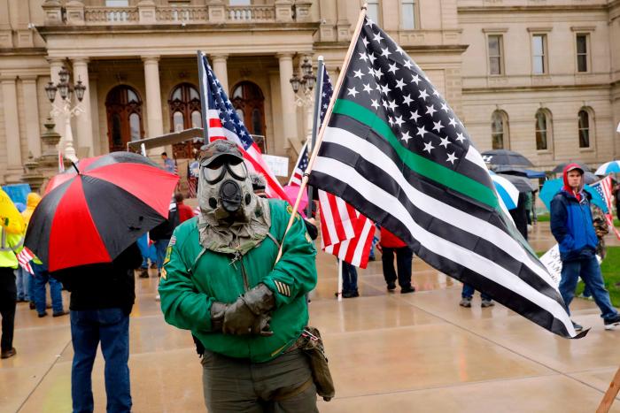 Rifle al hombro y carteles protrump: así son los que protestan contra el confinamiento en EEUU