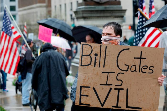 Rifle al hombro y carteles protrump: así son los que protestan contra el confinamiento en EEUU