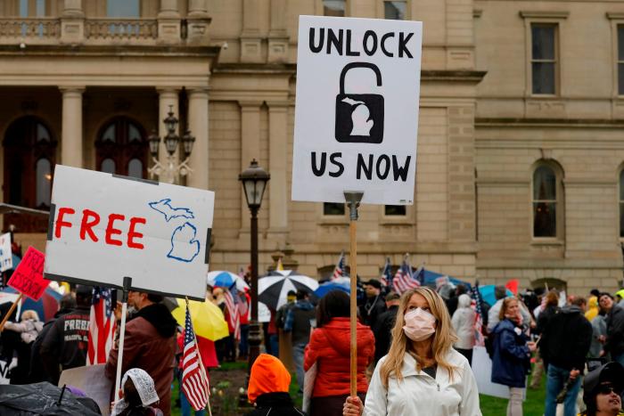 Rifle al hombro y carteles protrump: así son los que protestan contra el confinamiento en EEUU