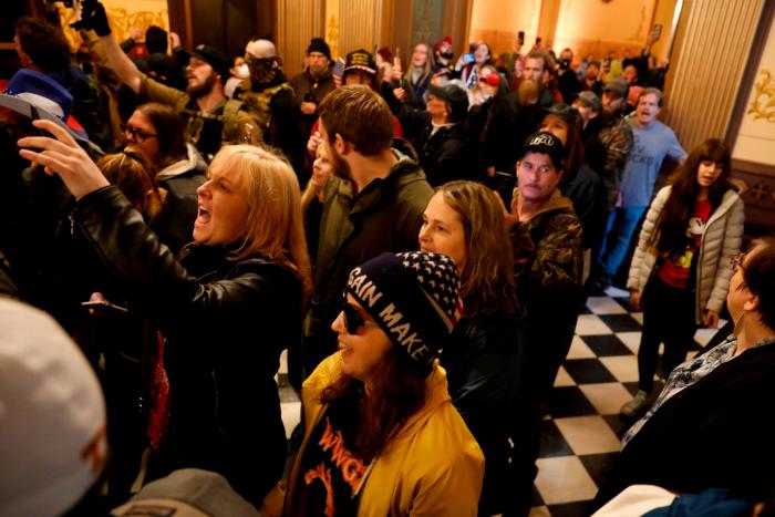 Rifle al hombro y carteles protrump: así son los que protestan contra el confinamiento en EEUU