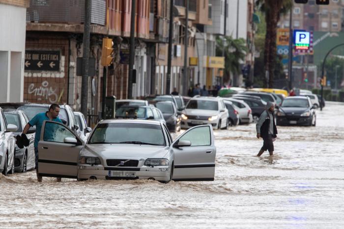 Cabreo con 'Ya es mediodía' por emitir en directo el levantamiento de un cadáver durante el temporal