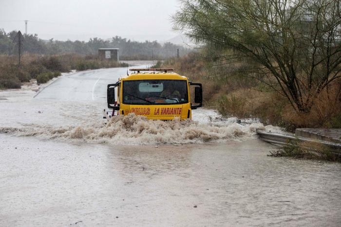 Cabreo con 'Ya es mediodía' por emitir en directo el levantamiento de un cadáver durante el temporal