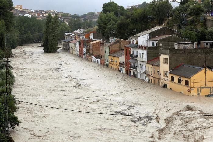 Cabreo con 'Ya es mediodía' por emitir en directo el levantamiento de un cadáver durante el temporal