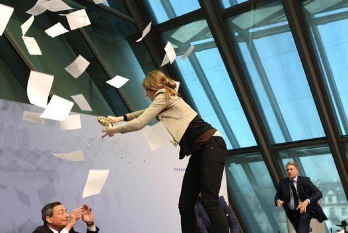 El Constitucional alemán obliga a revisar el programa de compra de deuda del BCE