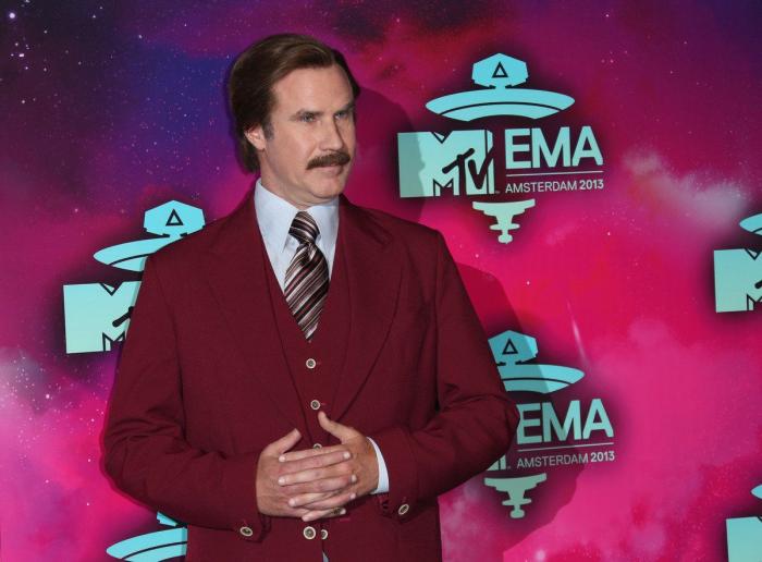 Miley Cyrus se fuma un porro en el escenario en los MTV EMA 2013 (VÍDEO, FOTOS)