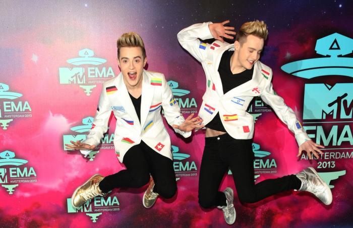 Miley Cyrus se fuma un porro en el escenario en los MTV EMA 2013 (VÍDEO, FOTOS)