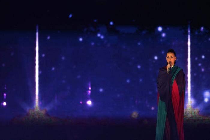 Miley Cyrus se fuma un porro en el escenario en los MTV EMA 2013 (VÍDEO, FOTOS)