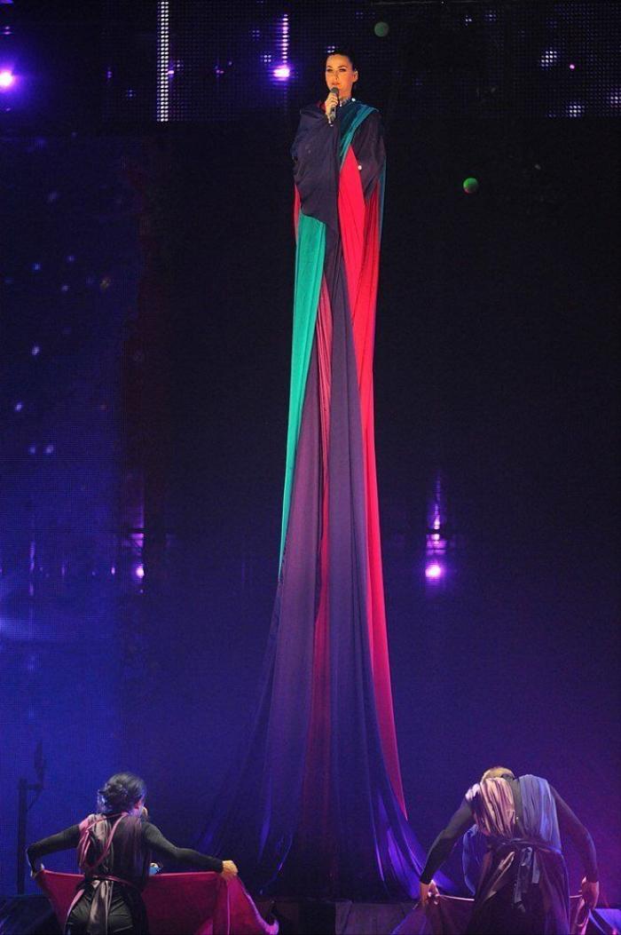 Miley Cyrus se fuma un porro en el escenario en los MTV EMA 2013 (VÍDEO, FOTOS)