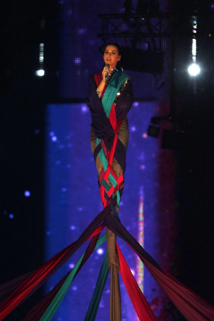 Miley Cyrus se fuma un porro en el escenario en los MTV EMA 2013 (VÍDEO, FOTOS)