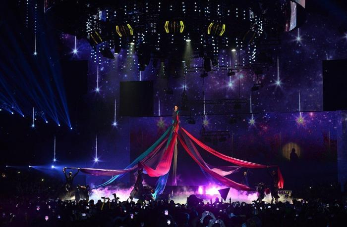 Miley Cyrus se fuma un porro en el escenario en los MTV EMA 2013 (VÍDEO, FOTOS)