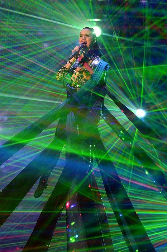 Miley Cyrus se fuma un porro en el escenario en los MTV EMA 2013 (VÍDEO, FOTOS)