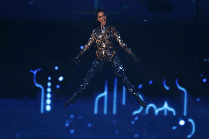 Miley Cyrus se fuma un porro en el escenario en los MTV EMA 2013 (VÍDEO, FOTOS)