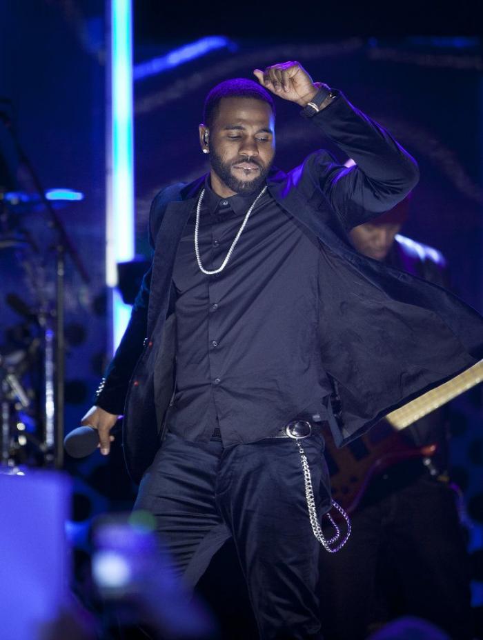 Miley Cyrus se fuma un porro en el escenario en los MTV EMA 2013 (VÍDEO, FOTOS)