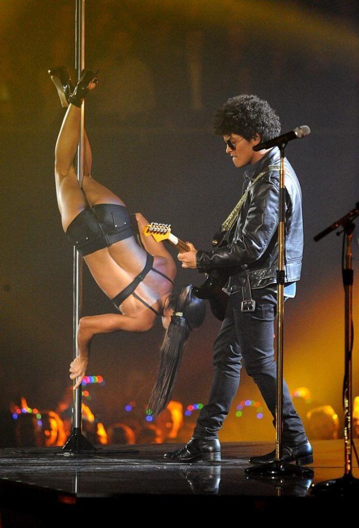 Miley Cyrus se fuma un porro en el escenario en los MTV EMA 2013 (VÍDEO, FOTOS)