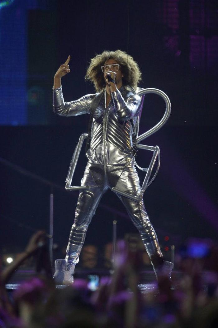 Miley Cyrus se fuma un porro en el escenario en los MTV EMA 2013 (VÍDEO, FOTOS)